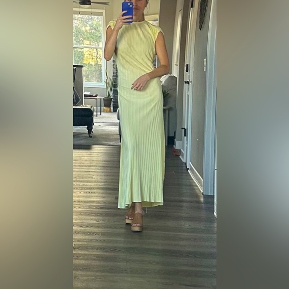 Elegant Atlein Collective Plisse Yellow Midi Dress size M - Picture 5 of 10